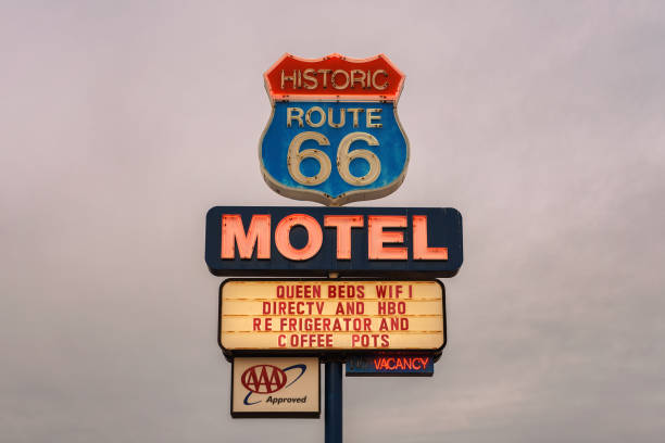 motel au néon sur l’historique route 66 - road trip sign journey route 66 photos et images de collection