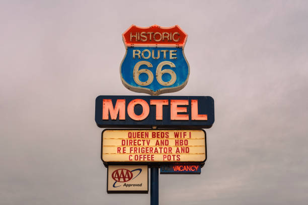 motel de néon na histórica rota 66 - route 66 sign hotel retro revival - fotografias e filmes do acervo