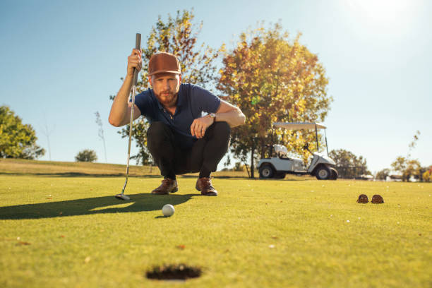 si tratta di concentrazione - golf putting determination focus foto e immagini stock
