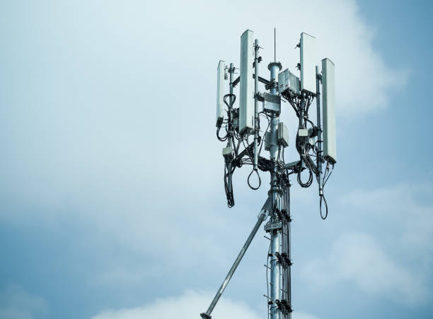 башни мобильной связи и система 3g и 4g - tower 3g mobile phone communication стоковые фото и изображения