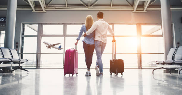 istock Couple in airport 925386558