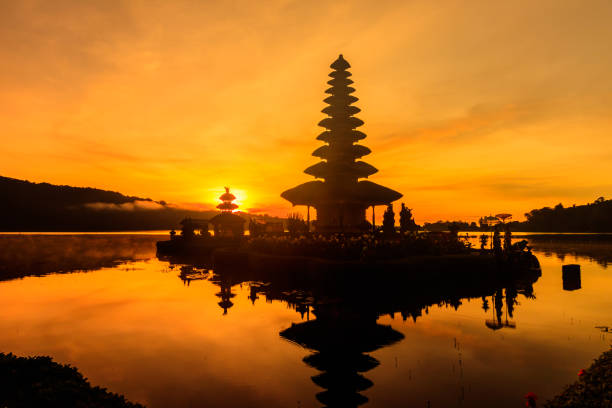 marco de bali ulun danu templo beratan lake em bali na indonésia - lake bratan area - fotografias e filmes do acervo