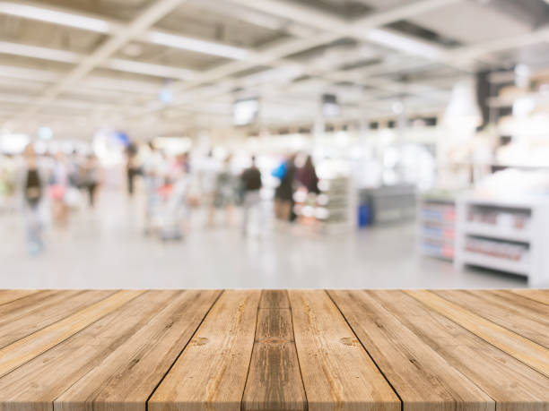 tableau vide de planche de bois floue fond commercial. flou de table en bois brun de perspective en fond de magasin - peut être utilisé pour l’affichage ou montage de vos produits. mock up pour du produit - shallow depth of focus photos et images de collection