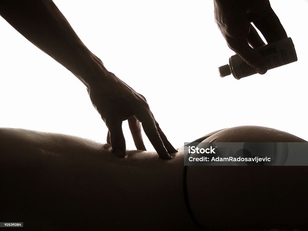 Magic palce i oleju na plecach - Zbiór zdjęć royalty-free (Aromaterapia)