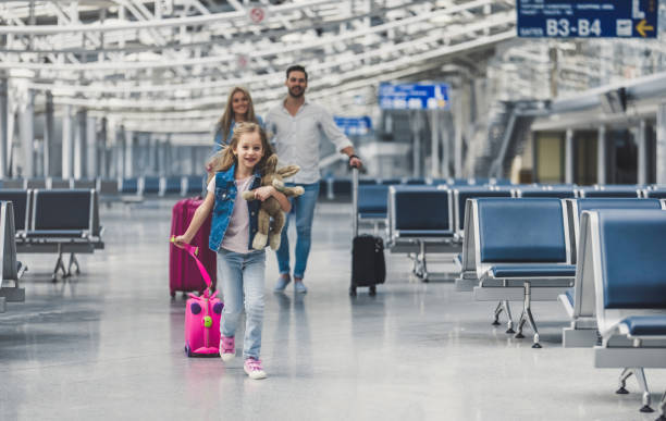 istock Family in airport 925393192