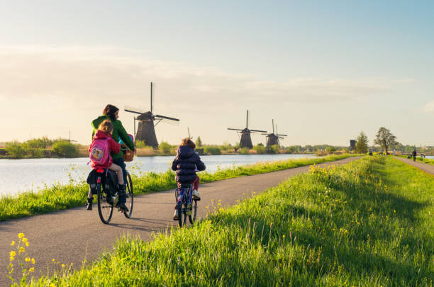 ciclo pasado molinos de viento en kinderdijk en holanda - dutch culture windmill landscape netherlands fotografías e imágenes de stock