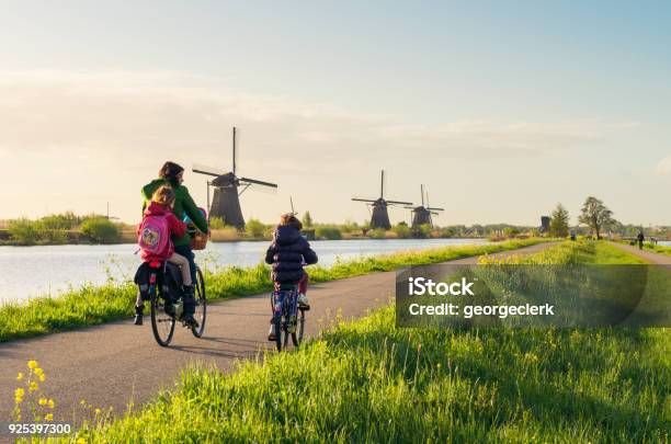Fietsen Langs Molens Bij Kinderdijk In Holland Stockfoto en meer beelden van Nederland - Nederland, Fietsen, Familie
