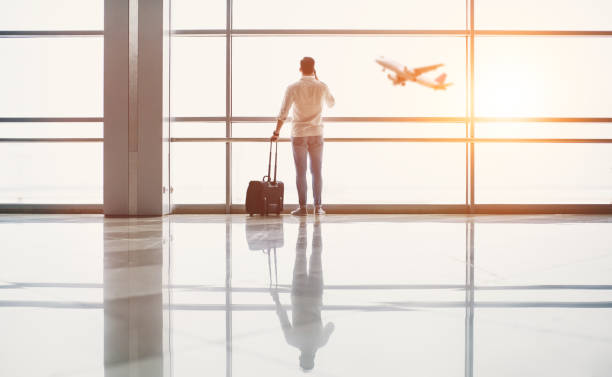 bel homme en aéroport - reflection businessman business telephone photos et images de collection