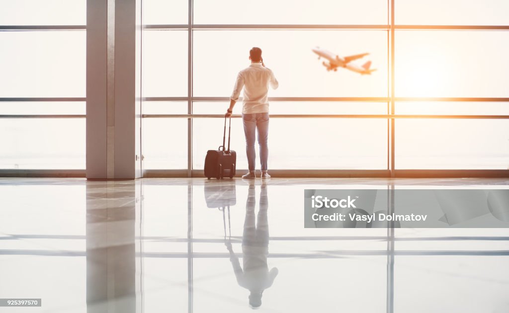 Bell'uomo in aeroporto - Foto stock royalty-free di Aeroporto