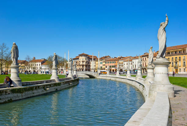 superbe piazza de prato della valle de padoue, italie - padoue photos et images de collection