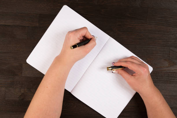 istock holding a inkpen in left hand 925403822