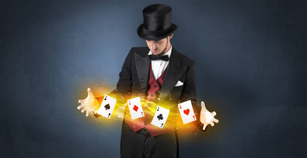 ilusionista que hace truco con cartas mágicas de juego - error message flash fotografías e imágenes de stock