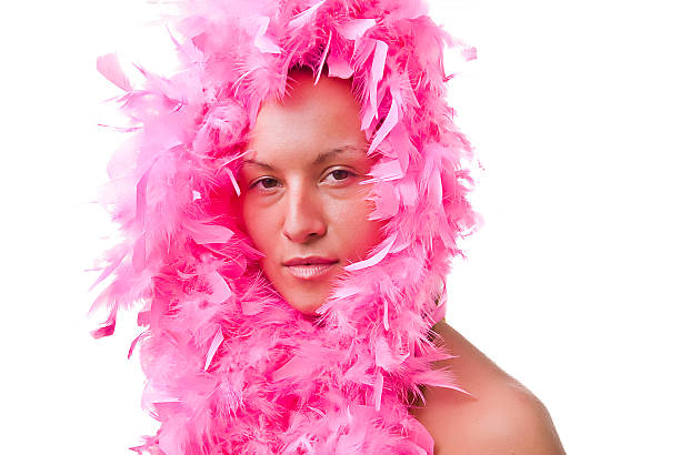 bella mujer con rosa bufanda de plumas - nightclub disco women feather boa fotografías e imágenes de stock