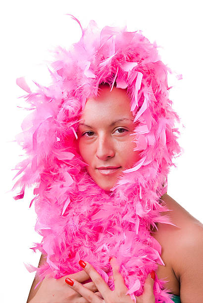bella mujer con rosa bufanda de plumas - nightclub disco women feather boa fotografías e imágenes de stock