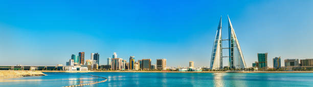 skyline von manama central business district. das königreich bahrain - bahrain stock-fotos und bilder