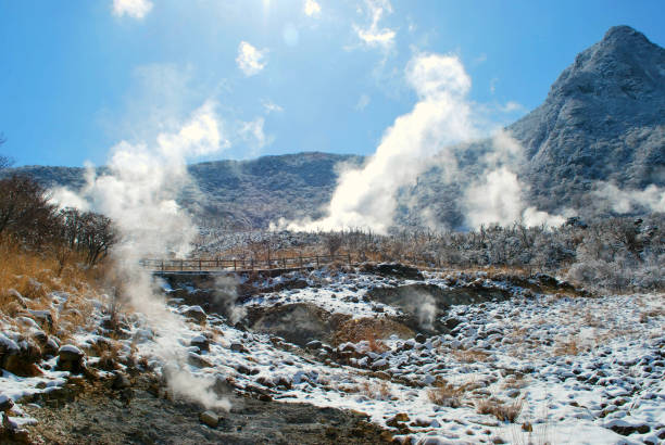 вулканический фумарол в японии - sulphur landscape fumarole heat стоковые фото и изображения