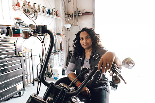 experience woman bike builder