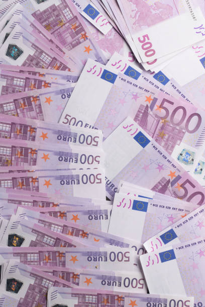 große menge an fünfhundert noten von eu-währung - currency euro symbol european union currency calculator stock-fotos und bilder