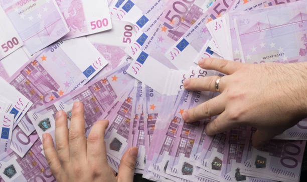 große menge an fünfhundert noten von eu-währung - currency euro symbol european union currency calculator stock-fotos und bilder