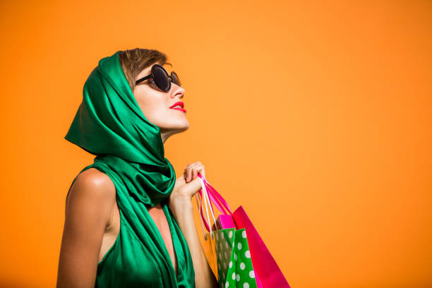 istock Summer shopping woman with shoping bags 925420506