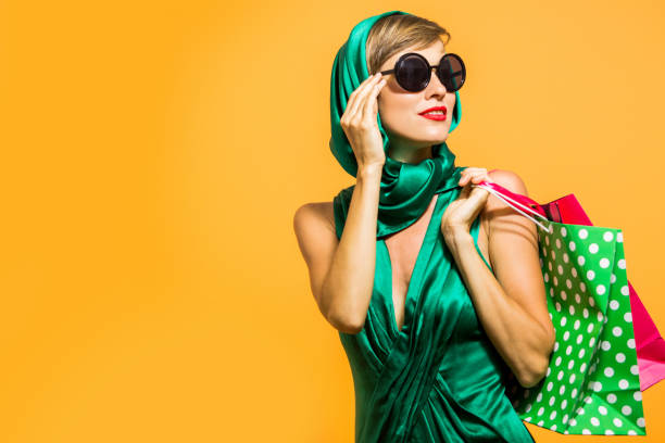 istock Summer shopping woman with shoping bags 925420510