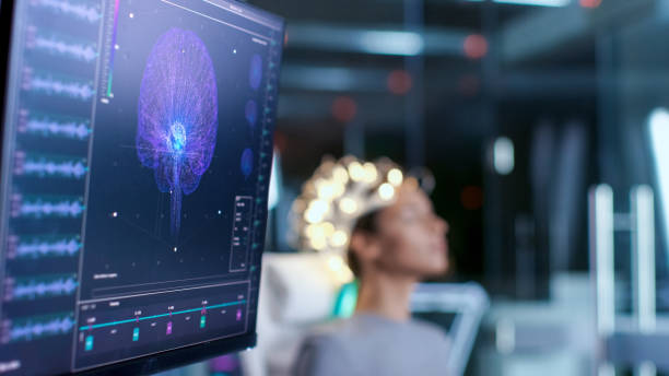 женщина носить brainwave сканирование гарнитуры сидит в кресле в современной лаборатории исследования мозга / неврологический исследовательс� - eeg стоковые фото и изображения