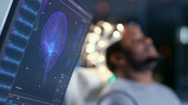 Monitors Show EEG Reading and Graphical Brain Model. In the Background Laboratory Man Wearing Brainwave Scanning Headset Sits in a Chair with Closed Eyes. In the Modern Brain Study Research Laboratory monitores muestran modelo cerebro gráfica y lectura de eeg. en el hombre de laboratorio fondo usar ondas cerebrales exploración auricular se sienta en una silla con los ojos cerrados. en el laboratorio de investigación de estudio de cerebro moderno