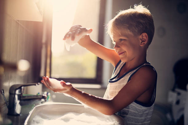 menino brincando com espuma de sabão - one person sink washing hands bathroom - fotografias e filmes do acervo