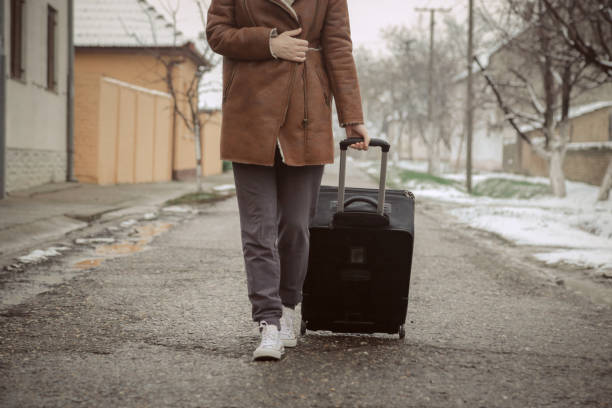 młoda kobieta z walizką na ulicy - walking loneliness one person journey zdjęcia i obrazy z banku zdjęć