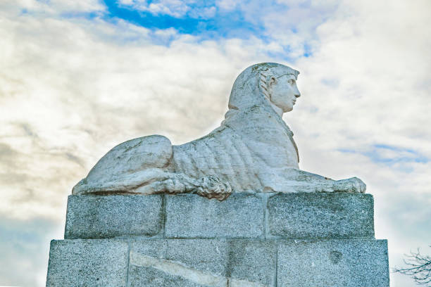 istock Efiigy Sculpture Del Retiro Park, Madrid, Spain 925431864