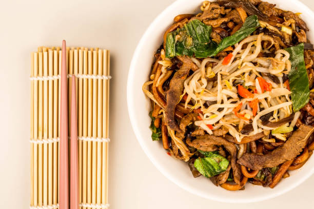 istock Chinese Shanghai Fried Beef With Noodles 925436850