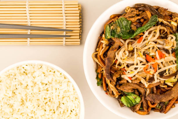 istock Chinese Shanghai Fried Beef With Noodles 925436854