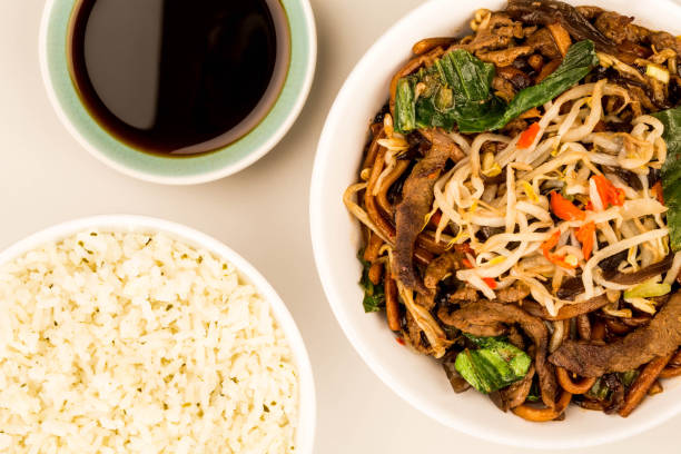istock Chinese Shanghai Fried Beef With Noodles 925436858