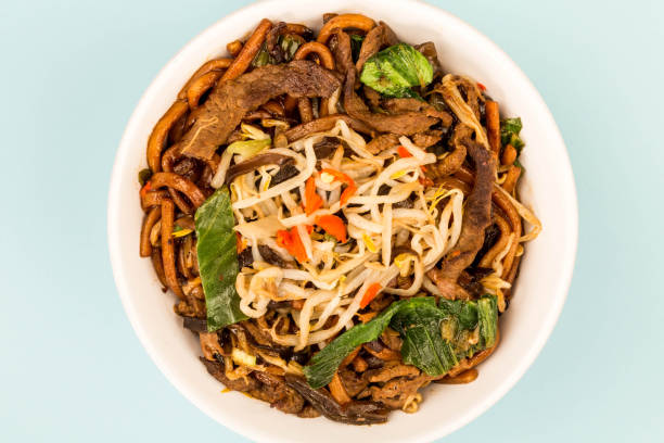 istock Chinese Shanghai Fried Beef With Noodles 925437002
