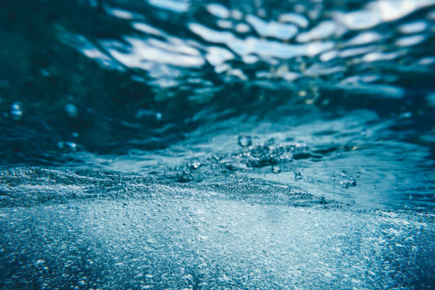 underwater bubbles - water ocean imagens e fotografias de stock