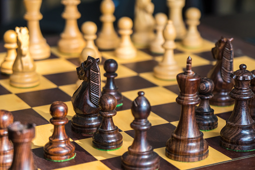 Conjunto de figuras de ajedrez en el juego de planchar photo