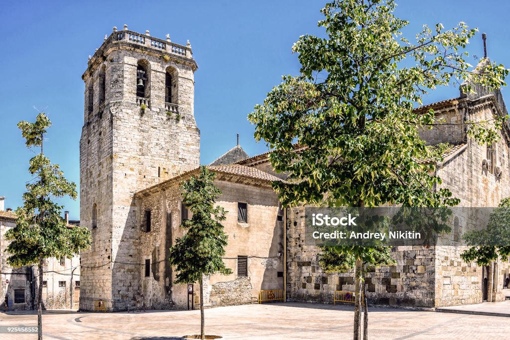 Église Saint-Pierre dans l’ancienne ville de Besalu, en Catalogne, Espagne - Photo de Besalu libre de droits