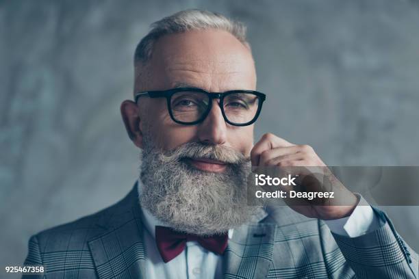 Close Up Retrato De Sonriente Abuelo De Hipster Antigua Moda Elegante Rico Profesional Coquetas Trendsetter Sharp Vestido Con Pajarita Granate Torciendo El Bigote Blanco Aislado En Fondo Gris Foto de stock y más banco de imágenes de Hombres