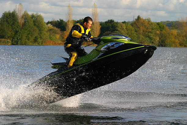 Homem dirigindo Jet Ski molhado Watercraft de Pessoal - fotografia de stock