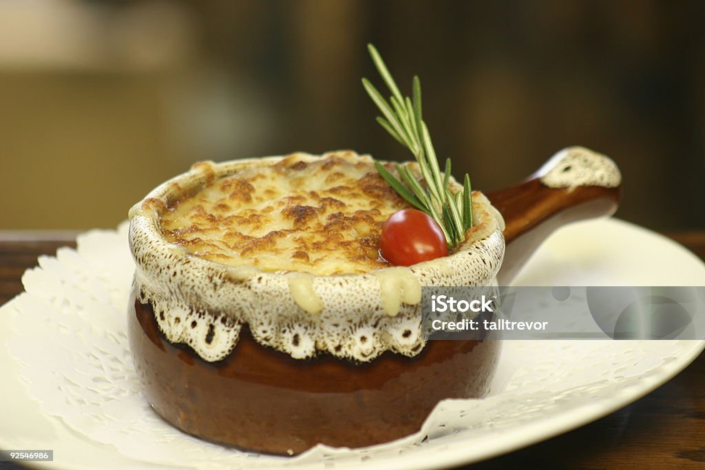 APERITIVO FRANCESE Zuppa di cipolle - Foto stock royalty-free di Alimentazione sana
