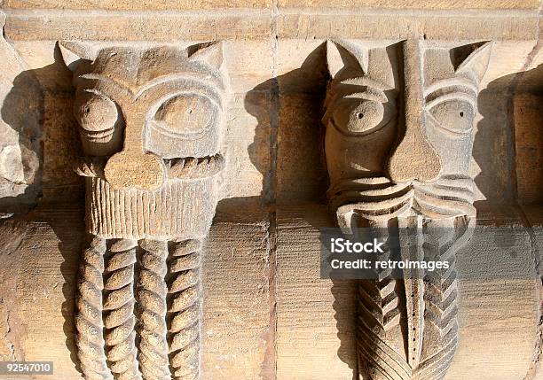 Catedral De Lincolndos Cifras De Piedra Tallada Foto de stock y más banco de imágenes de Antiguo - Antiguo, Arco - Característica arquitectónica, Artesanía