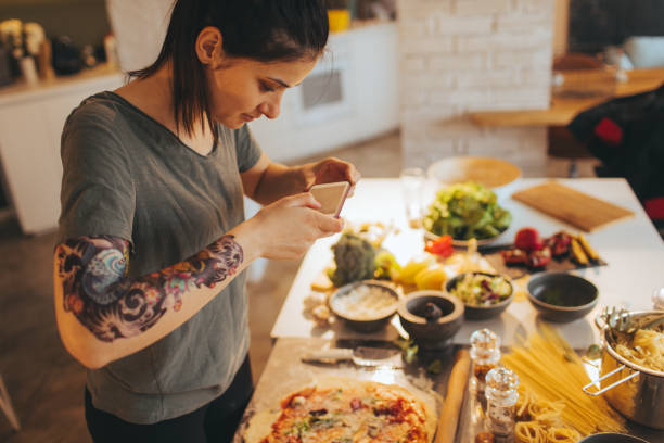 food blogger che fotografa il cibo - pizza one person service human hand foto e immagini stock