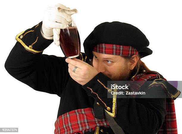 Scottish Guerrero Con Botella De Vino Tinto Foto de stock y más banco de imágenes de Adulto - Adulto, Barba - Pelo facial, Bebida