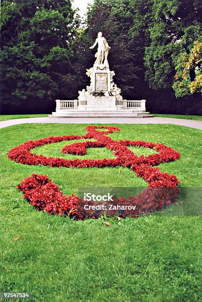 モザルトの像のウィーント音記号 - ウィーンのストックフォトや画像を多数ご用意 - ウィーン, オーストリア, カラフル