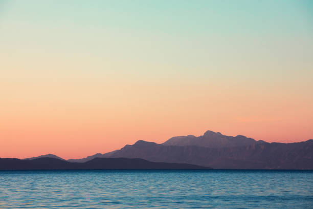 sonnenuntergang am meer - landwärts blicken stock-fotos und bilder