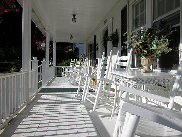 clásico blanco, porche de entrada - front porch fotografías e imágenes de stock