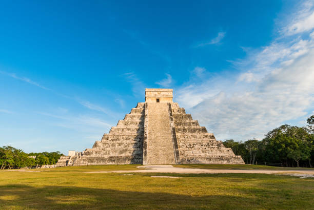 el castillo (templo de kukulkán) de chichen itza, méxico - chichen itza mayan mexico steps fotografías e imágenes de stock