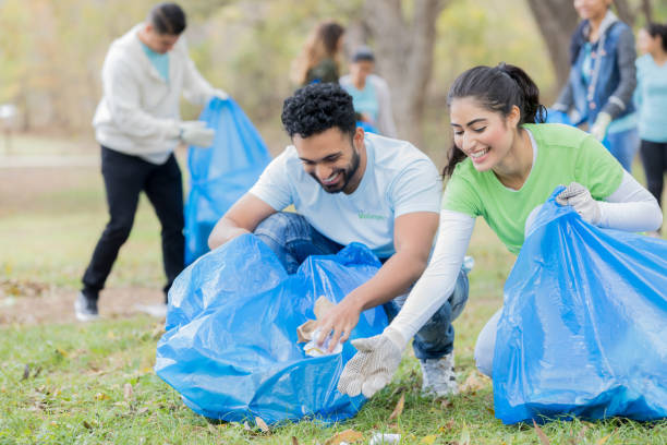 istock Young couple participate in community cleanup event 925477048