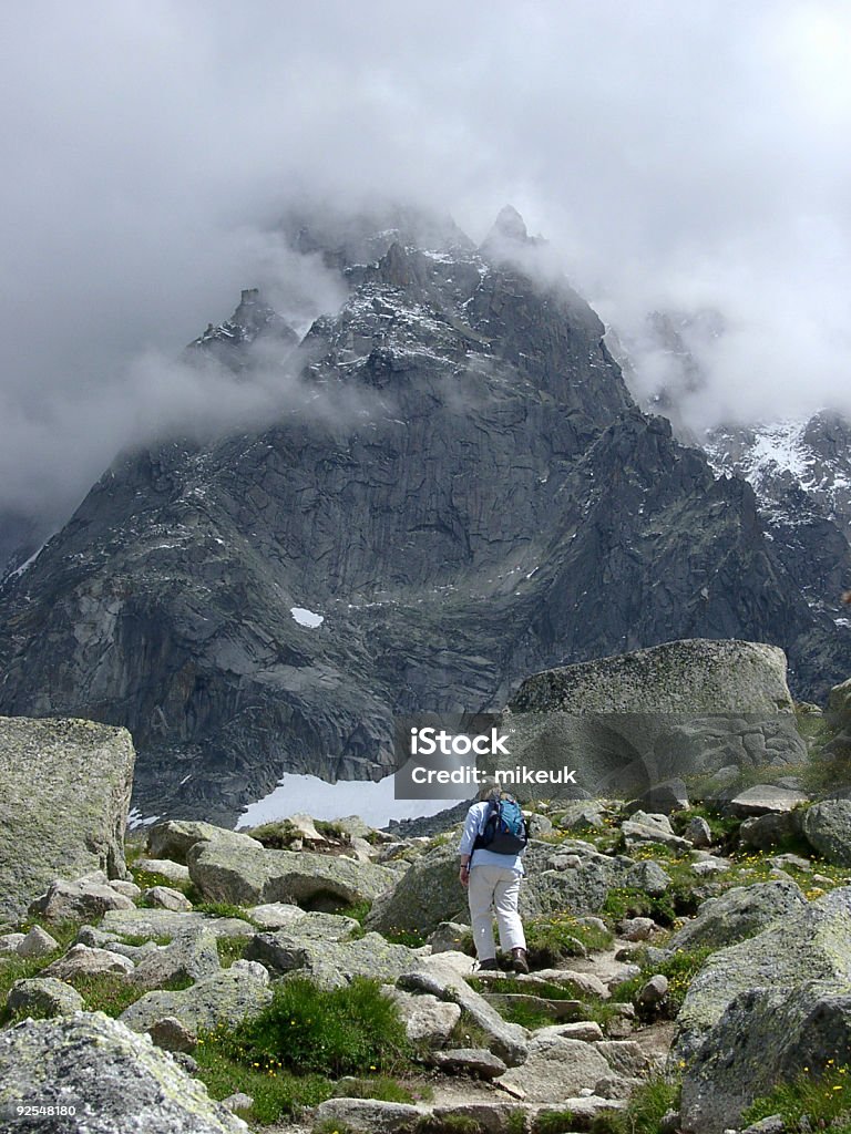 Alpes, femme marche dans les montagnes de la vallée - Photo de Mont Cervin libre de droits