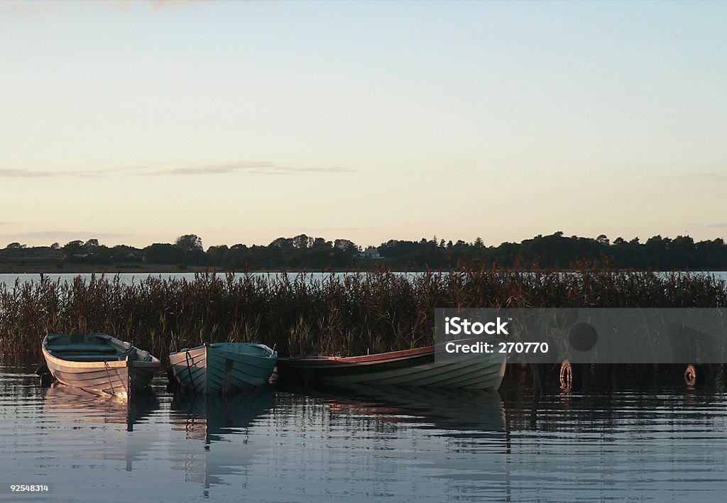 Irische See mit drei Holzruderboote bei Sonnenuntergang - Lizenzfrei Abenddämmerung Stock-Foto